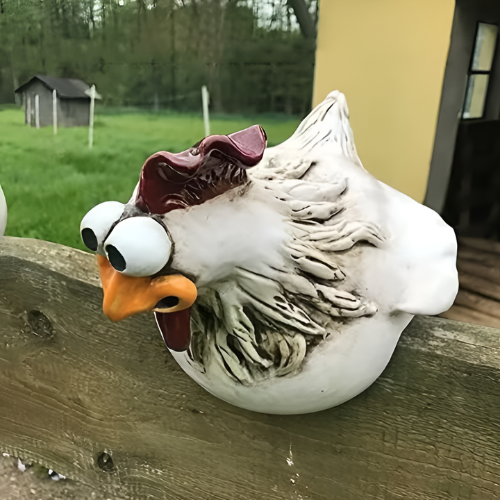 Fargerik hane figur som gjerde ornament, ideell for hage og terrasse dekorasjon. Robust utendørs pryd.