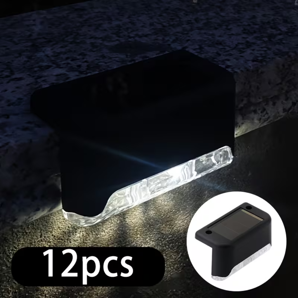 Utendørs solcellelampe med bevegelsessensor, ideell for hage, terrasse og gjerde. LED-lys drevet av solenergi.