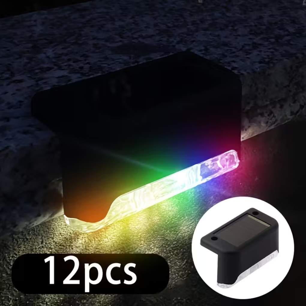 Elegant solcellelampe for utendørsbelysning. Perfekt som hagebelysning, terrasselys eller gjerdelampe med sensor.