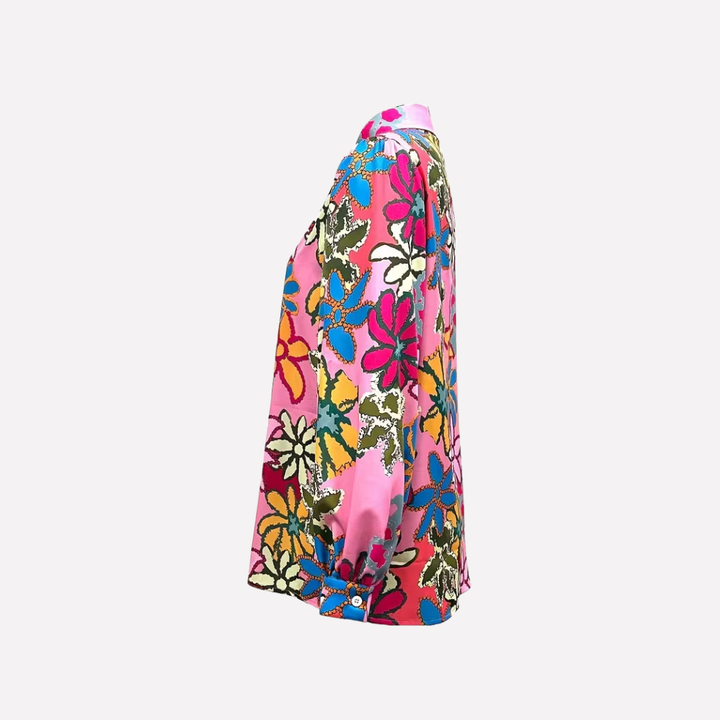 Mønstret langermet dameskjorte med knapper. Blomstret casual topp for kvinner, ideell for hverdag.