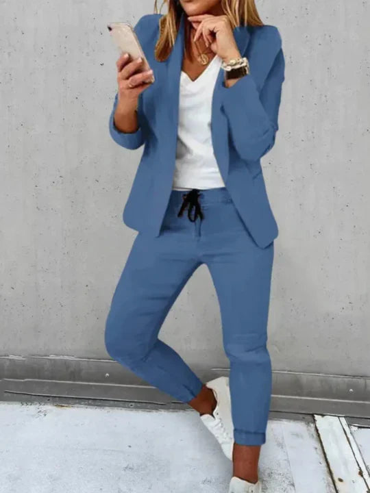 Dame klessett med elegant blazer og matchende bukse; perfekt for en tidløs stil.