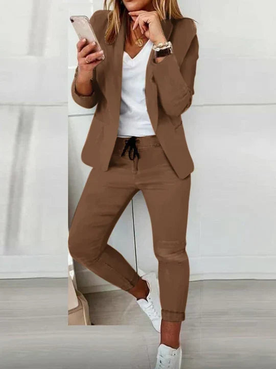 Stilig dame blazer sett i elegant design; ideelt for kontorantrekk og festantrekk.