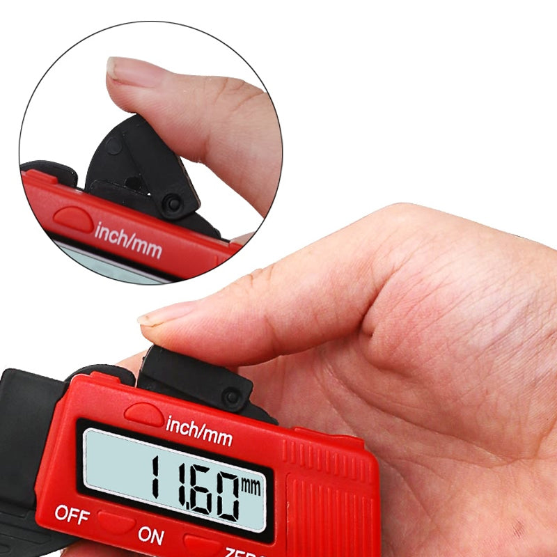 Digitalt mikrometer med stort, tydelig LCD-display. Essensielt håndverktøy for presisjonsmåling.