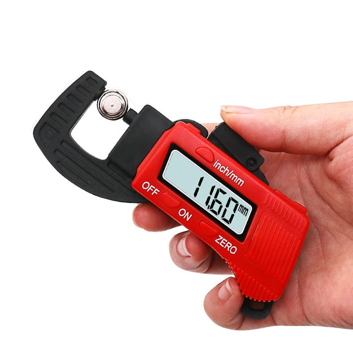 Robust digitalt mikrometer i rød ingeniørplast. Slitesterkt måleverktøy for nøyaktig tykkelsesmåling.