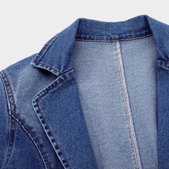 Detaljbilde av skreddersydd blå dameblazer, viser elegant passform og kvalitet. Tidløs jakke for kvinner.