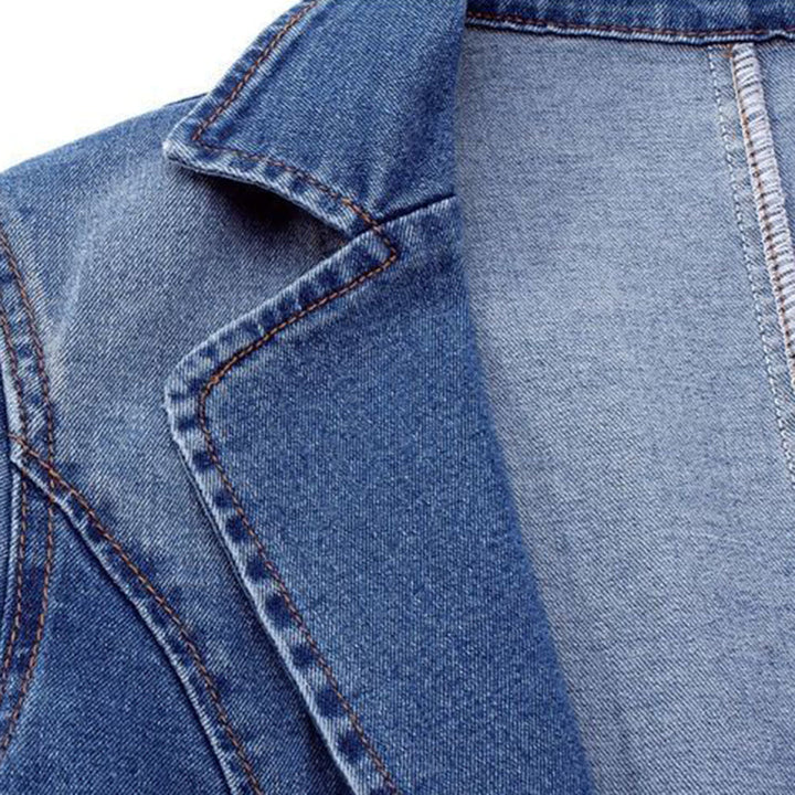 Kvinnelig modell iført elegant blå dameblazer, perfekt for moderne kontor- og hverdagsmote.
