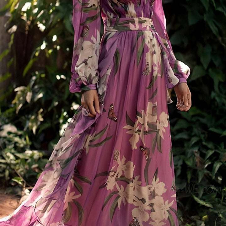 Elegant og komfortabel V-hals maxikjole med blomsterprint. Perfekt feminin lilla sommerkjole for avslappede dager.