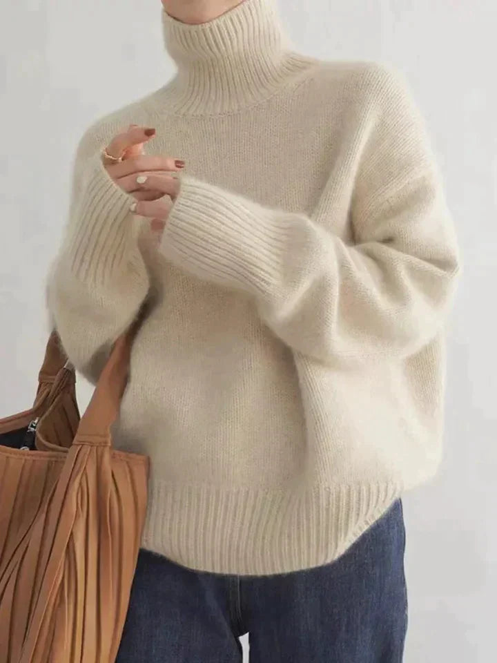 Nærbilde av myk, langermet turtleneck genser for kvinner i beige. Ideell for elegant og varm høstmote.