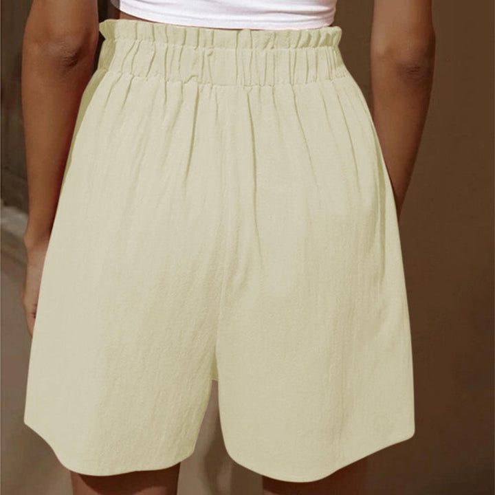 Moderne dameshorts med høy midje, myk og behagelig, ideell for avslappede sommerdager.