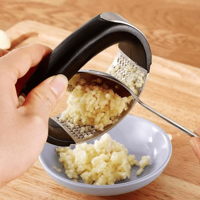 Hvitløkspresse i rustfritt stål. Unngå lukt på hendene med denne enkle og ergonomiske kjøkkenpressen.