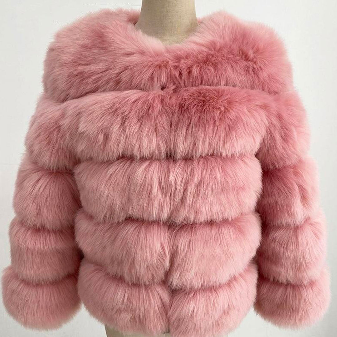 Luksuriøs fuskepelskåpe for kvinner. Varm, fluffy og elegant vinterkåpe i tidløs mote.