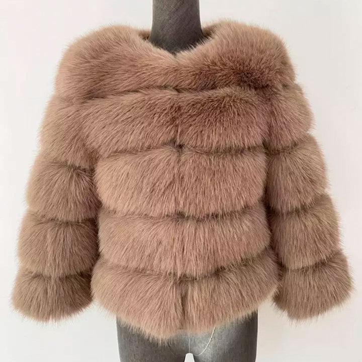 Glamorøs fuskepelskåpe, kort modell. Trendy og varmt yttertøy for den motebevisste dame.