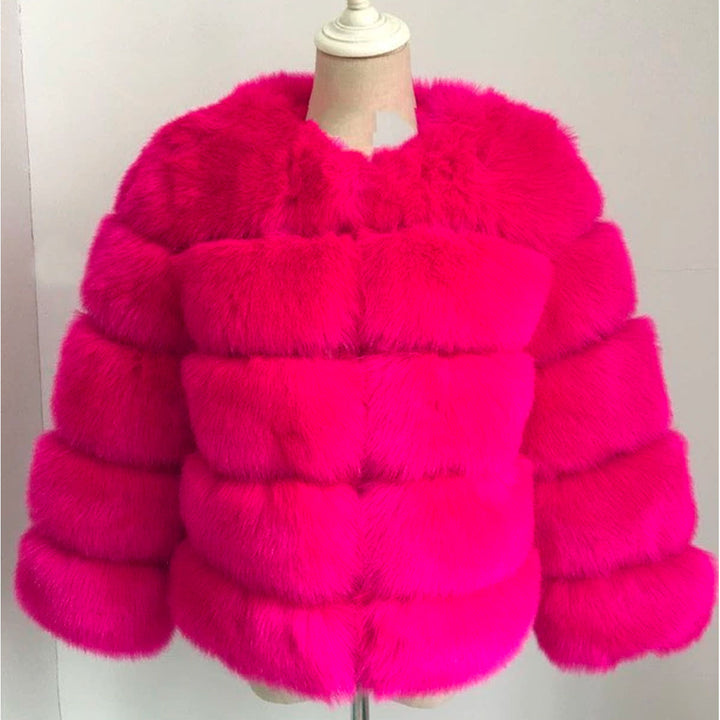 Fluffy fuskepelskåpe med myk tekstur. En varm og moderne damekåpe for vinteren.