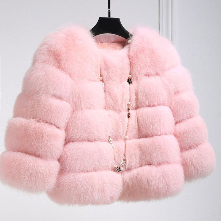 Sort fuskepelskåpe, varmt og elegant yttertøy for dame. Fluffy vinterkåpe med glamorøs stil.