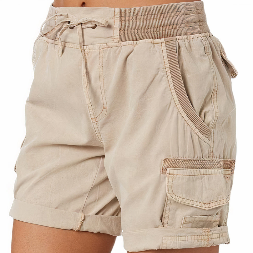 Stilige dame sommershorts med høy midje. Komfortabel fritidsshorts for moderne kvinneklær i en elegant stil.