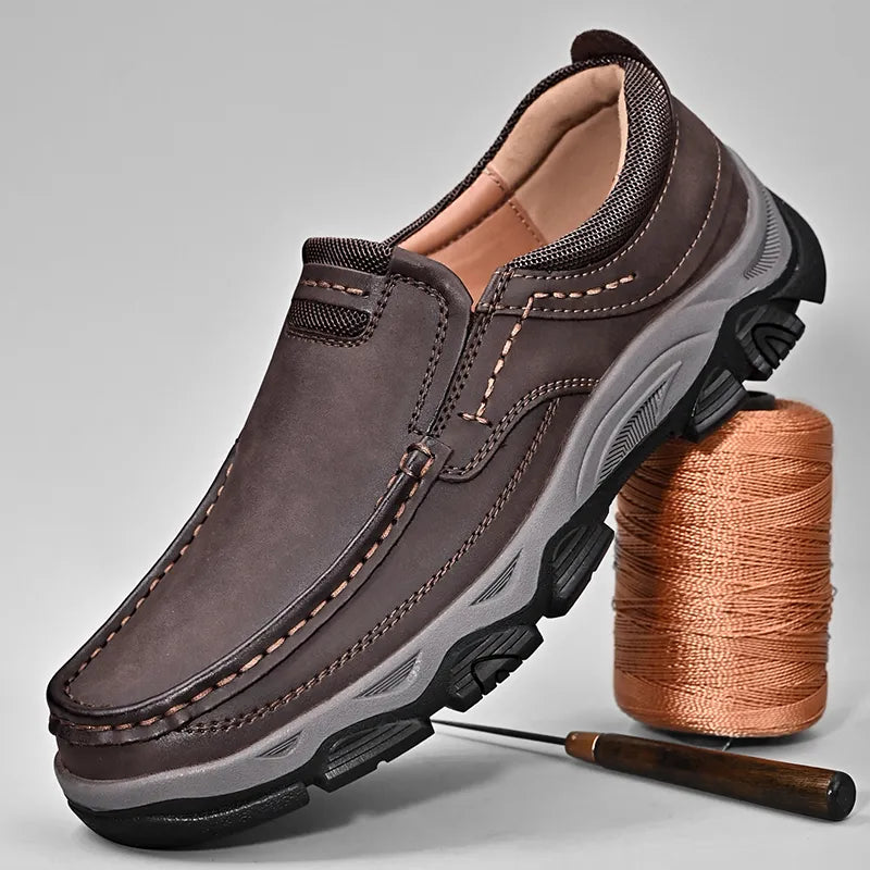 Brun herre slip-on. Stilren komfortsko i PU-skinn, perfekt for casual antrekk og hverdag.