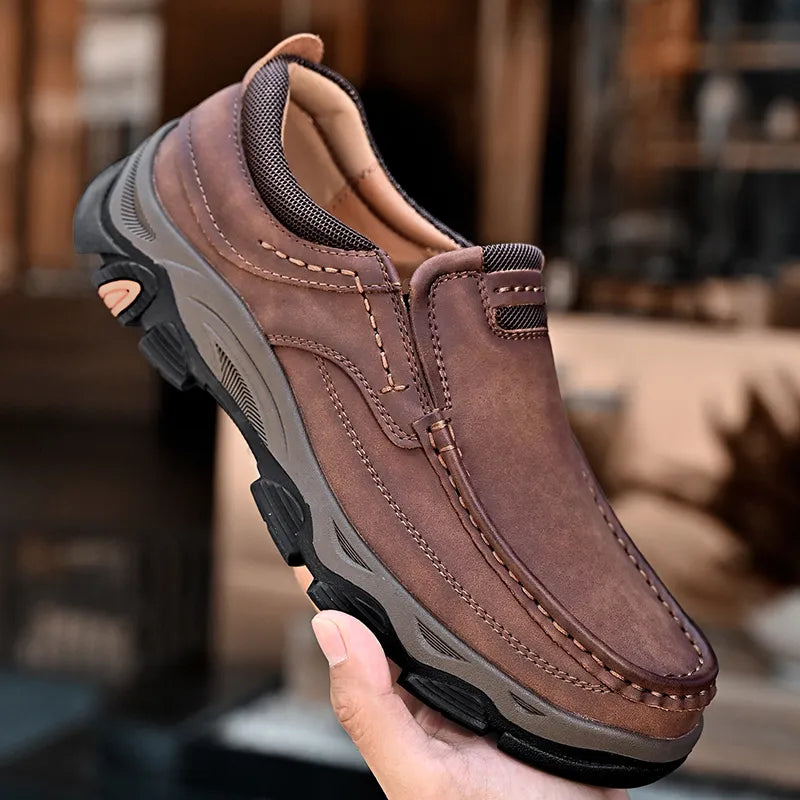 Lysebrun slip-on herresko, perfekt som fritidssko. Pustende design for komfort hele dagen.