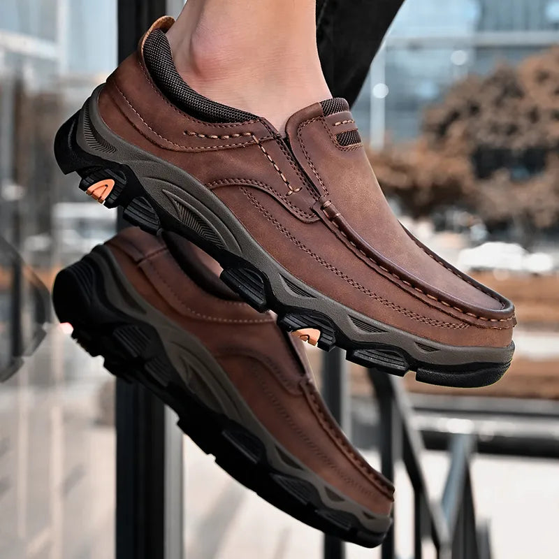 Komfortabel brun slip-on herresko. Elegant PU-skinn design for hverdag og casual bruk.