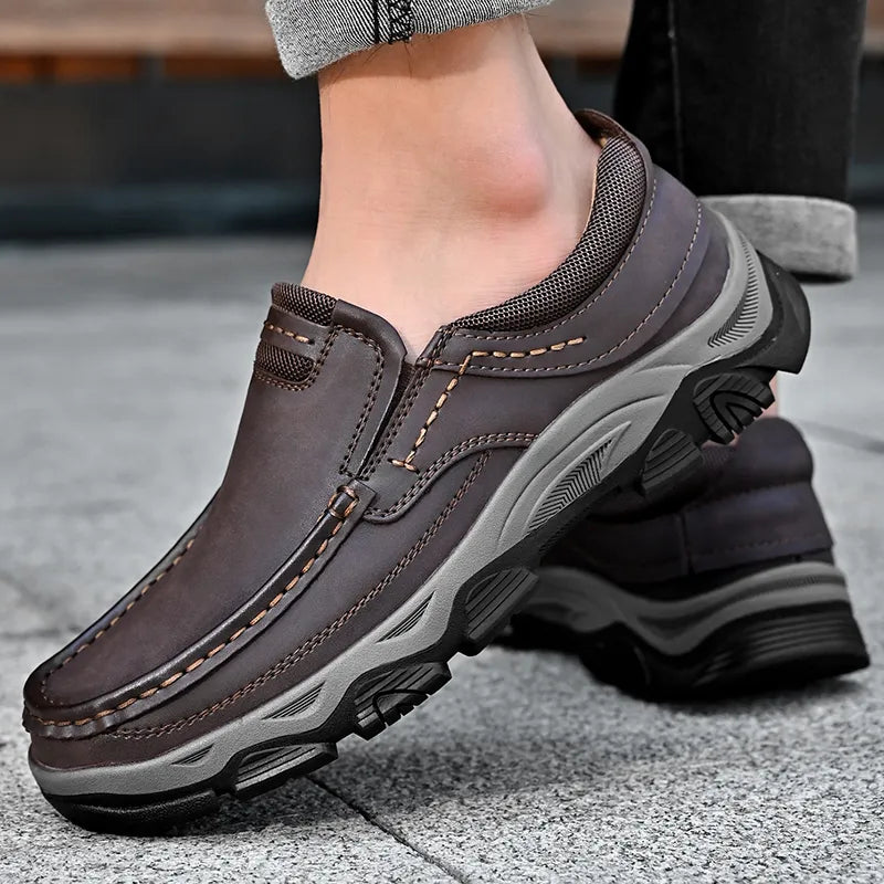 Stilig lysebrun slip-on komfortsko for menn. PU-skinn og gummisåle for optimal komfort.