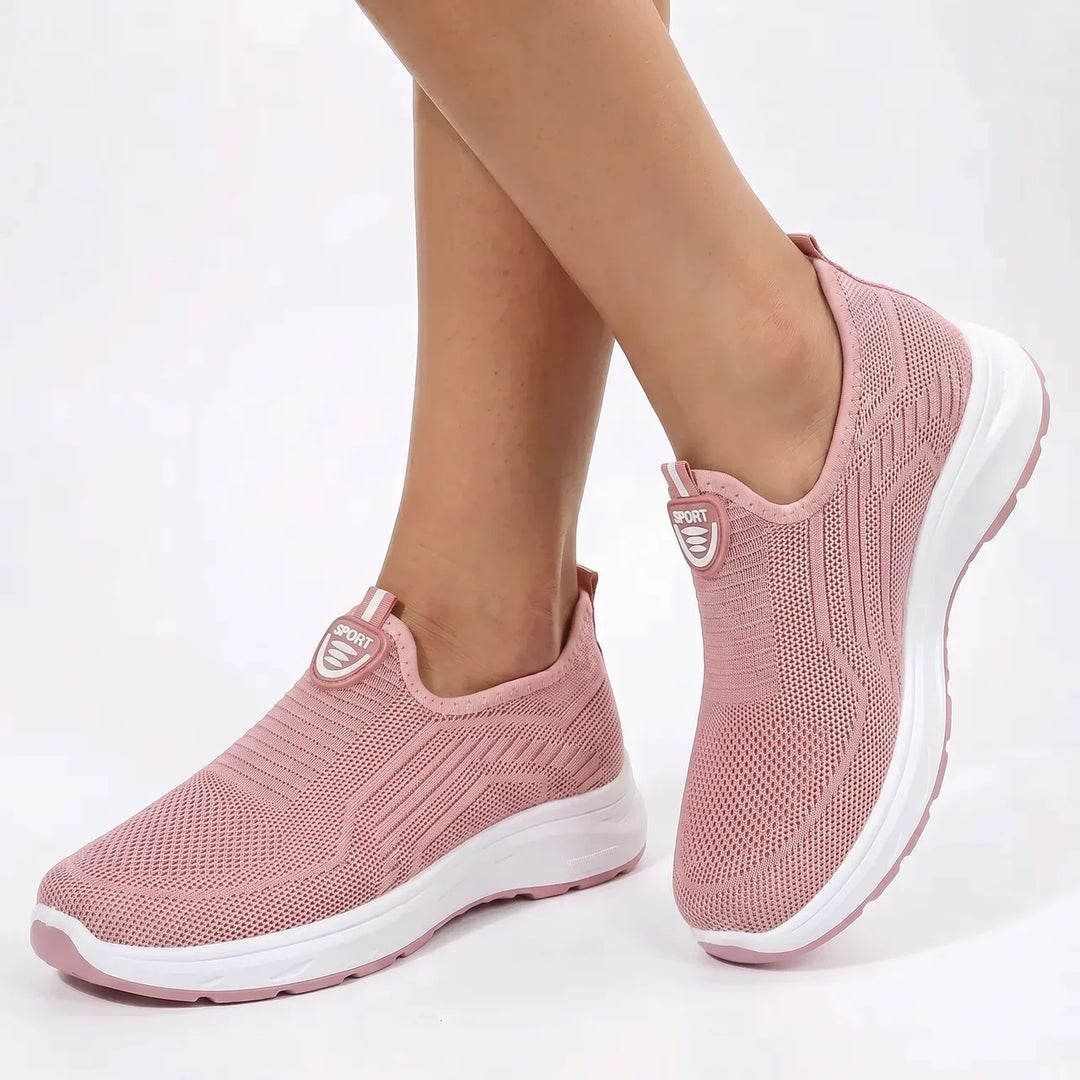 Hvite lette dame slip-on sneakers, perfekte som komfortable fritidssko og casual sommersko.