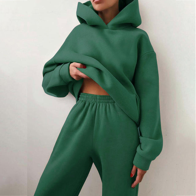 Komplett outfit med elegant 2-delt damesett for vinter. Komfortable bukser og genser i mykt stoff.
