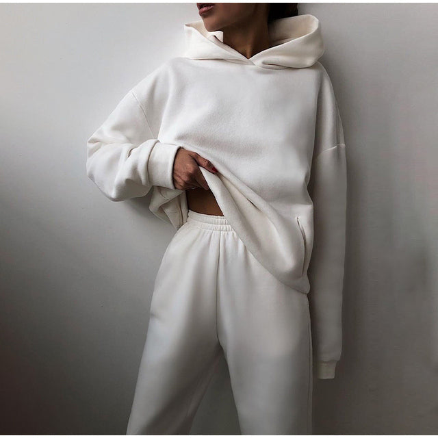 Nærbilde av det myke stoffet på et komfortabelt 2-delt vintersett for kvinner. Stilfull loungewear.