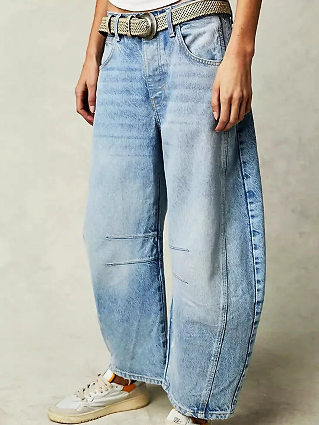 Dame Barrel Jeans med vide ben i bevegelse. Viser den komfortable og flytende passformen. Stilrent.