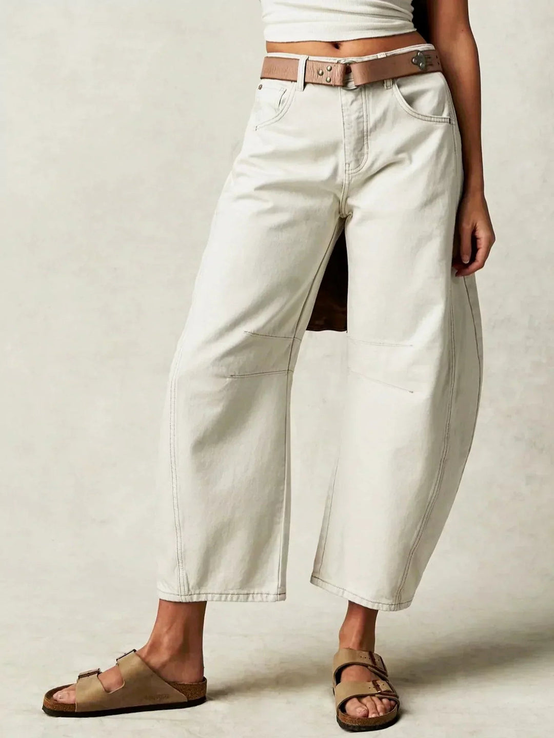 Sidelengs bilde av Dame Barrel Jeans som viser den moderne og komfortable passformen med vide ben.