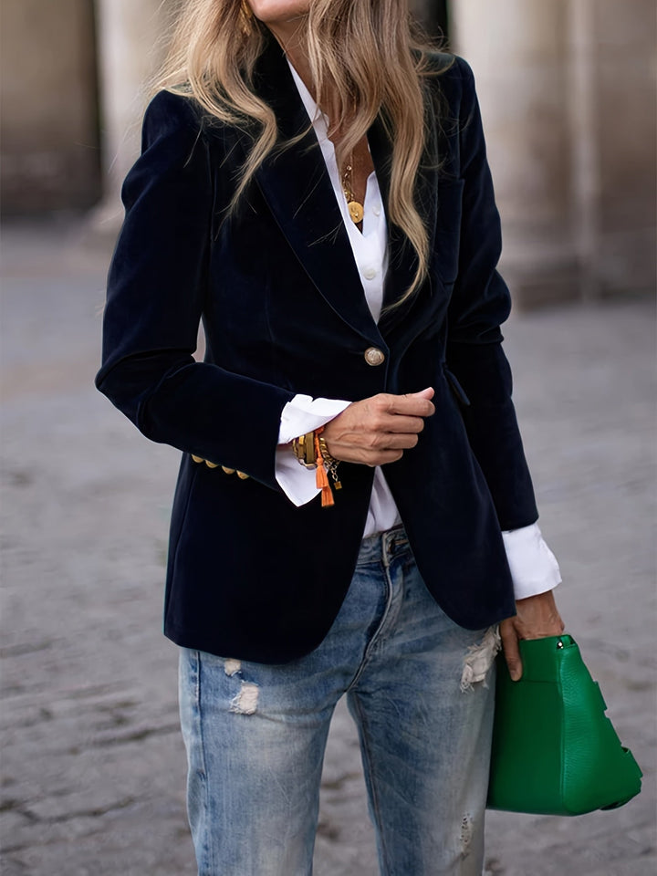 Svart dameblazer med skinnende gullknapper. Klassisk og moderne for kontorstil eller elegant festantrekk.