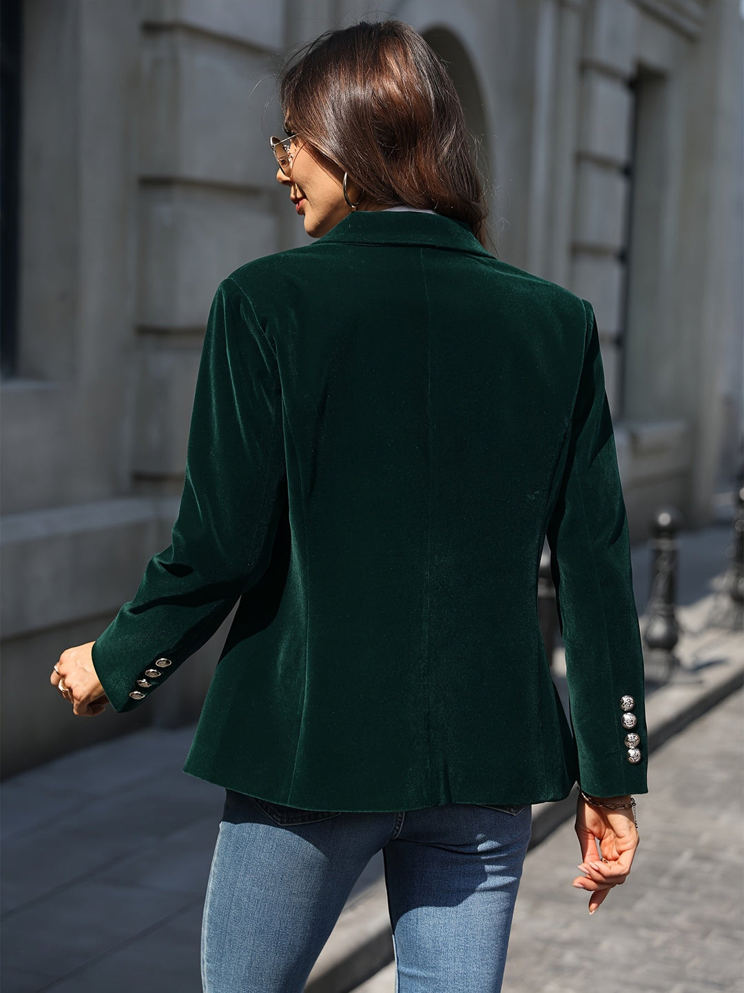 Marineblå dameblazer med gullknapper. Allsidig for en tidløs kontorstil eller et elegant festantrekk.