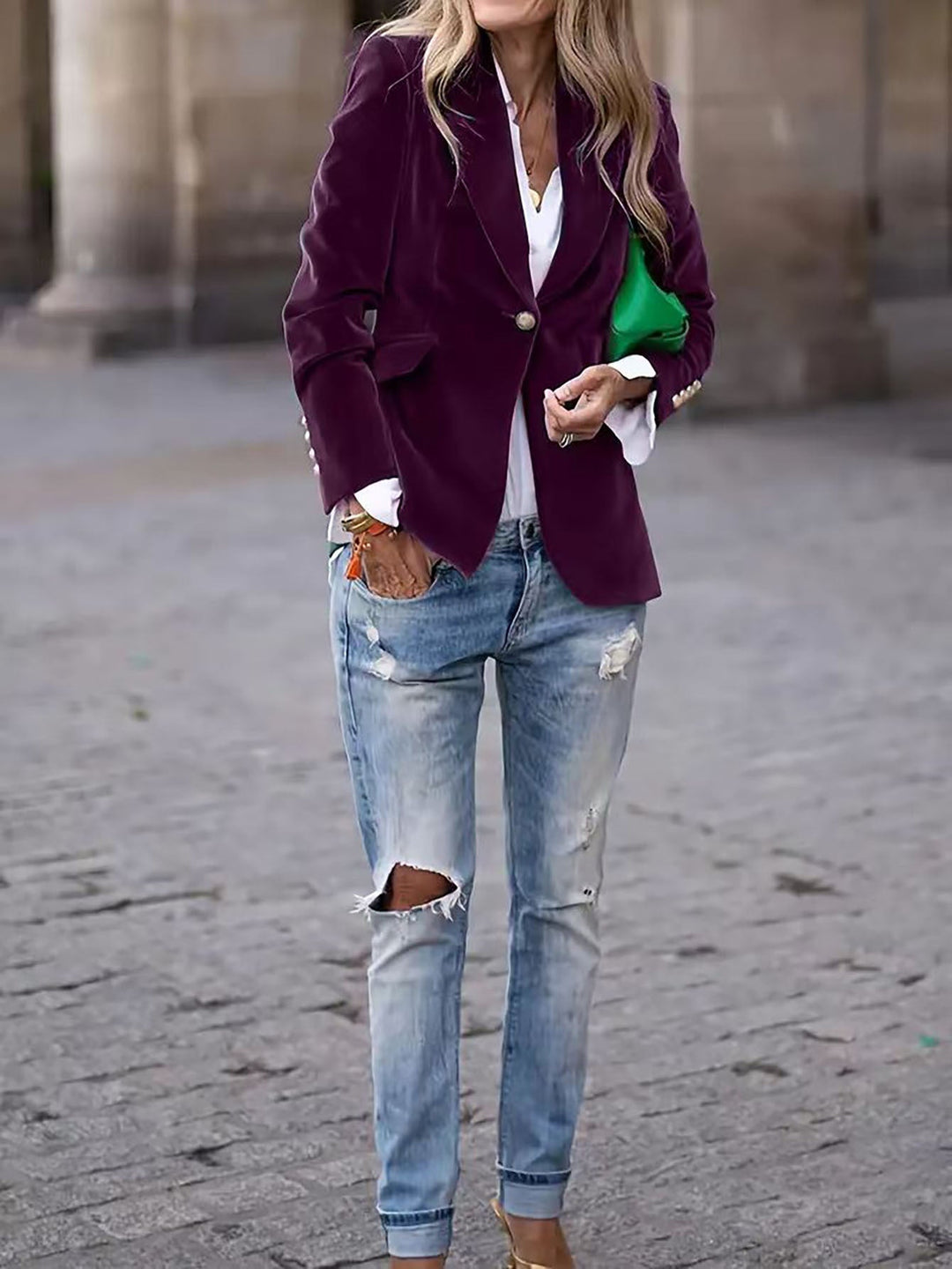 Dameblazer med gullknapper, uthever elegant og moderne design. En tidløs favoritt for enhver garderobe.