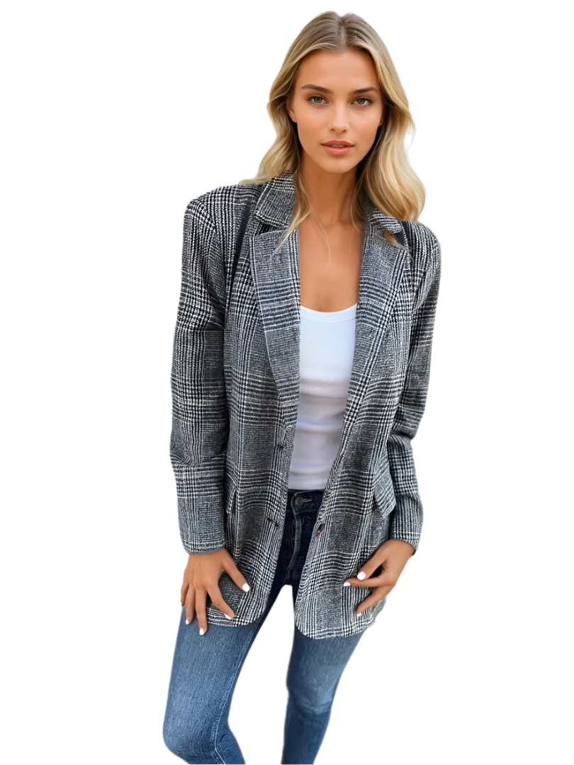 Elegant rutet dameblazer med moderne passform, perfekt for jobb eller hverdagsbruk. Stilren slim fit blazer.