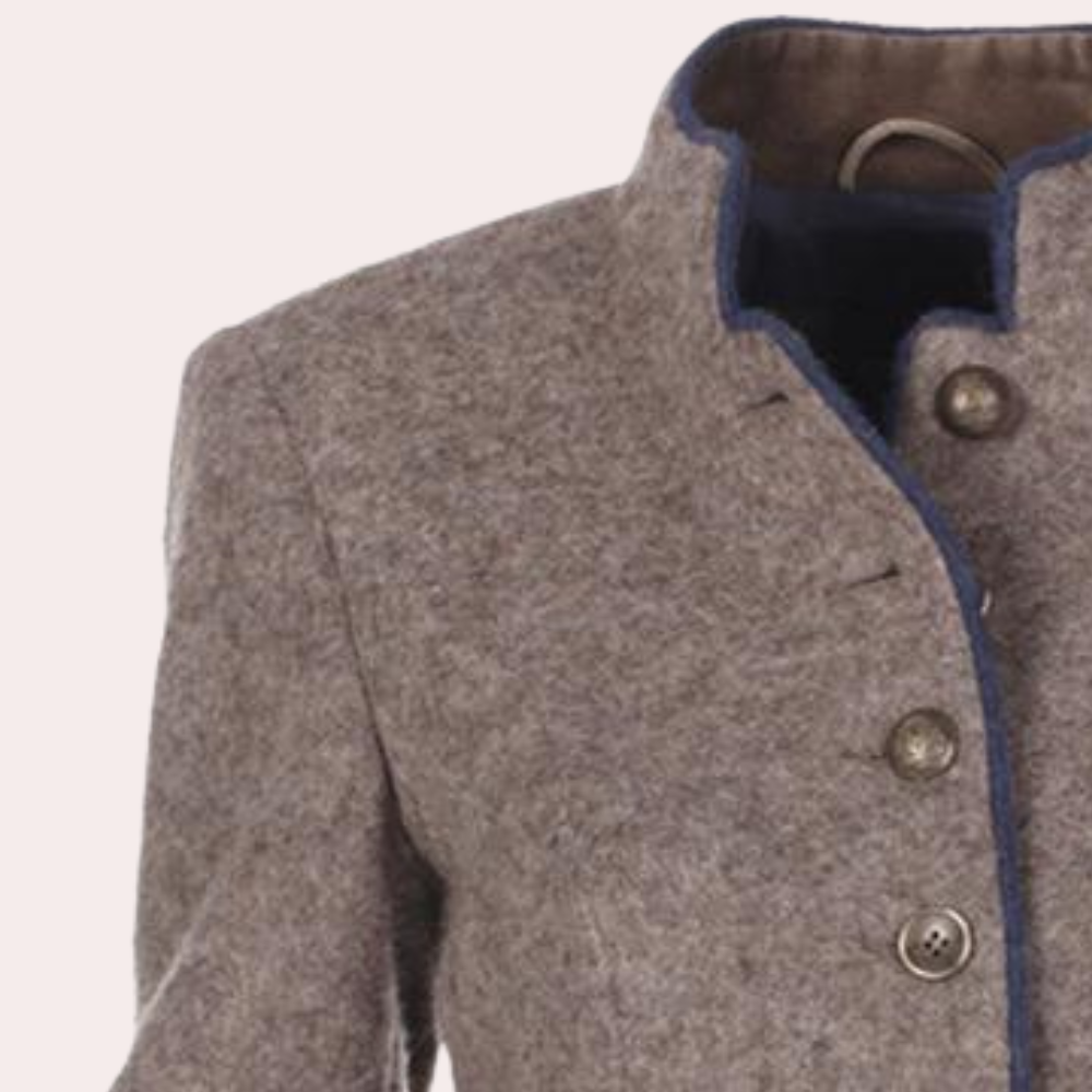Dameblazer i elegant stil med markert, strukturert passform for et profesjonelt utseende.