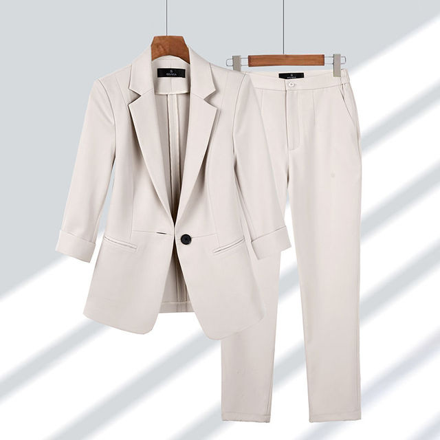 Elegant dame blazer og bukse ensemble. Perfekt for moderne kontorantrekk eller stilrene festantrekk for kvinner.