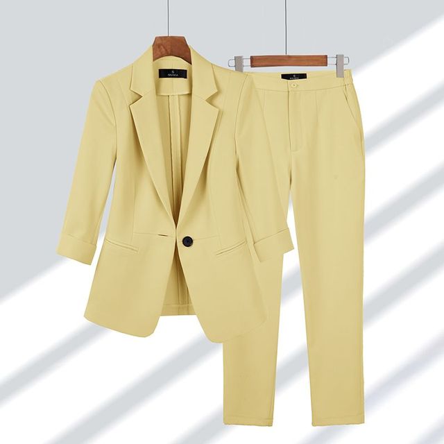 Tidløs dame dressjakke og bukse for en elegant og moderne look. Passer for ethvert stilrent kvinneantrekk.