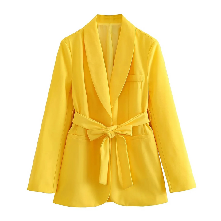 Dame kledd i elegant buksesett og blazer, gir et profesjonelt og tidløst kontorantrekk.