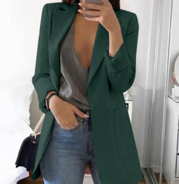Elegant og moderne lang blazerkåpe. En trendy damejakke som passer til enhver kvinnes garderobe.