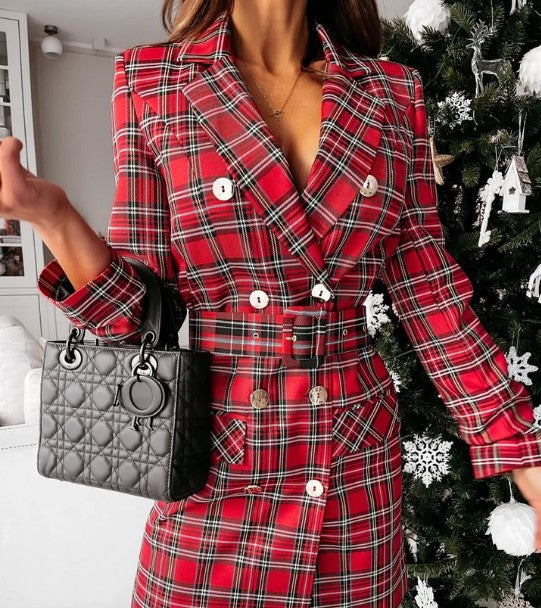 Stilren dame blazerkjole i rutete design. Inkluderer belte, perfekt for en profesjonell eller festlig look.