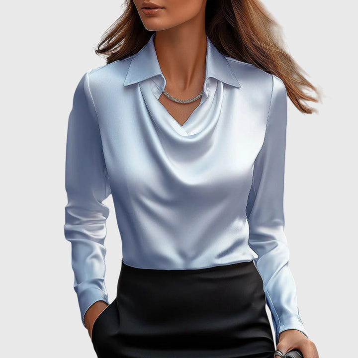 Blomstret elegant damebluse med drapering. Flytende passform for kvinner. Perfekt som sommerlig hverdagsbluse.