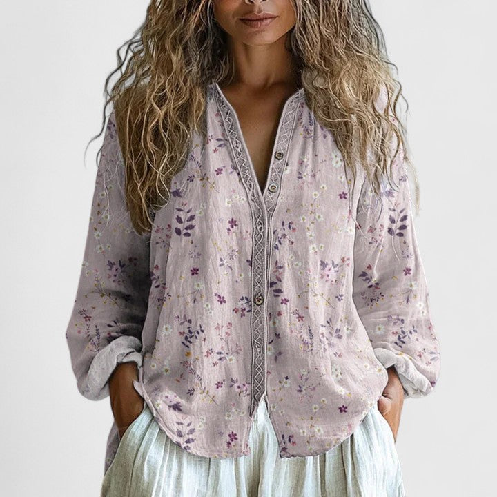 Stilig retro damebluse med mønster av fargerike blader i lilla, rosa, grønt. Allsidig skjorte for jobb og fritid.