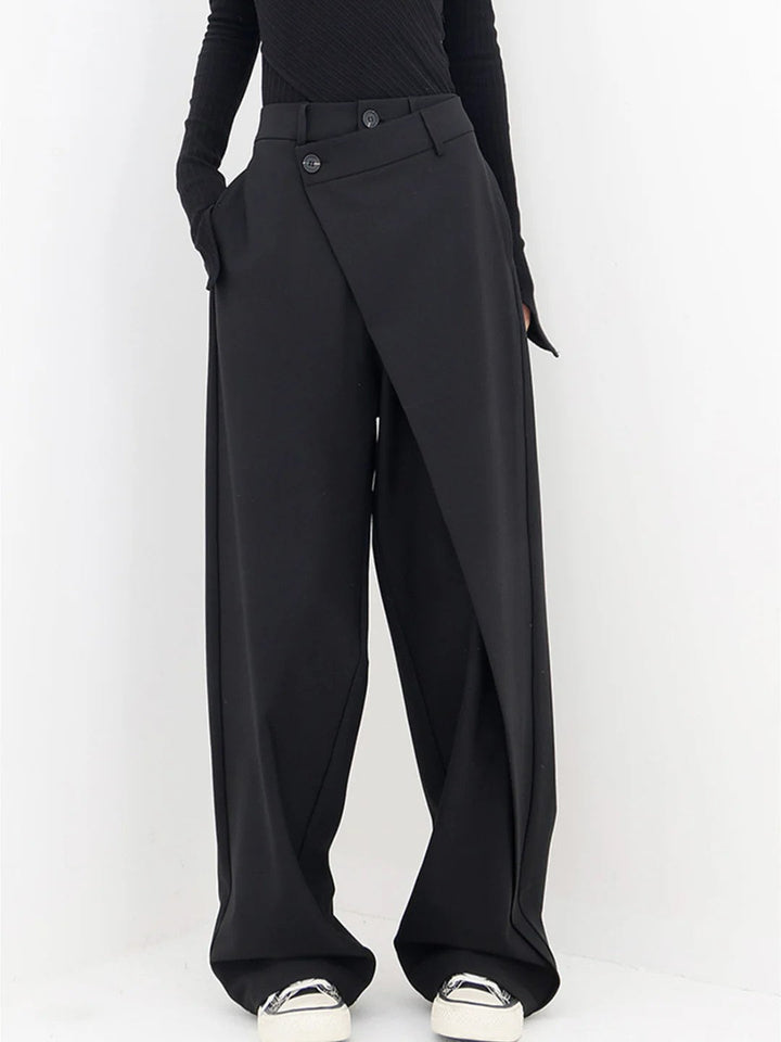 Nærbilde av damebukser med unik asymmetrisk midje. Stilige, komfortable moderne bukser.