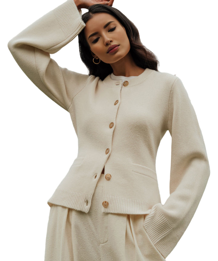 Elegant damecardigan med knapper i mykt, varmt materiale. Perfekt for hverdag og fest.