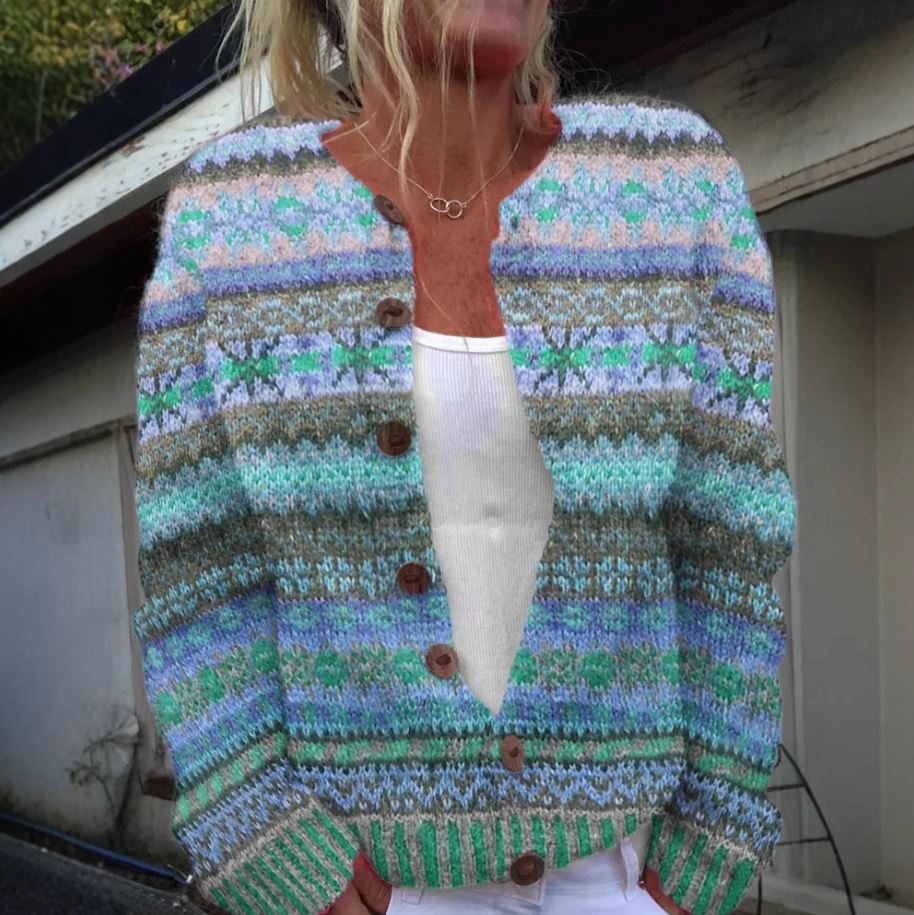 Blå damecardigan med lekent trykk, perfekt for casual hverdagsstil og sommer. Komfortabel og trendy.