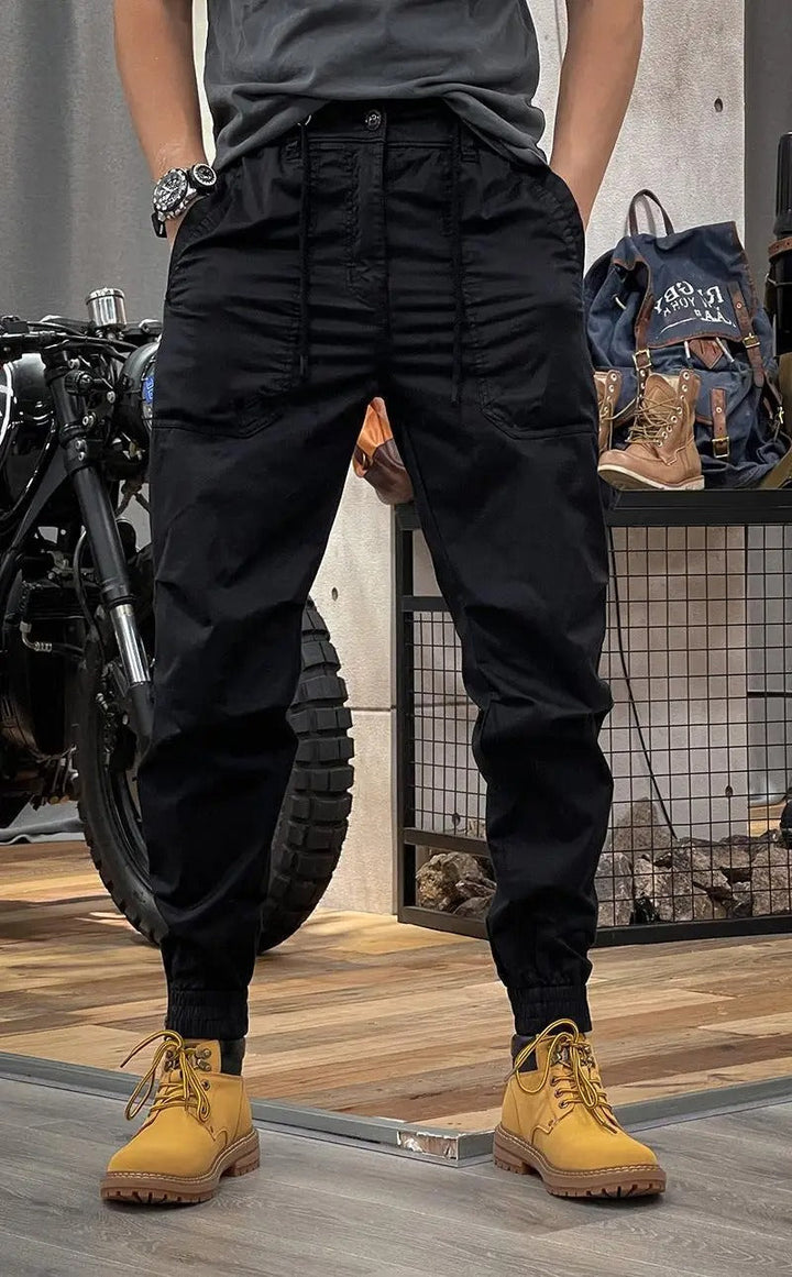 Sort herre cargobukse, en moteriktig og allsidig bukse for casual stil.