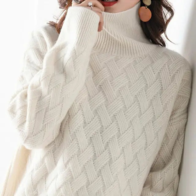Elegant beige damegenser i myk cashmere. Perfekt varm strikkegenser for luksuriøs høst- og vintermote.