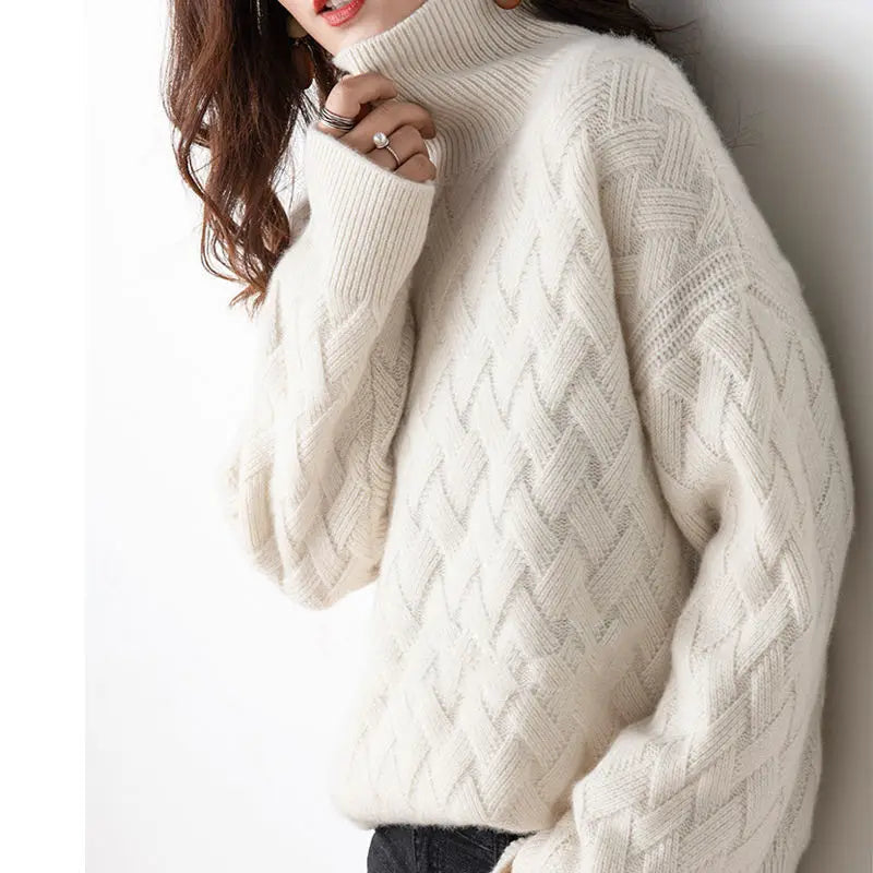 Varm strikkegenser for damer i 100% cashmere. Elegant og myk beige genser for komfortabel høst- og vintermote.