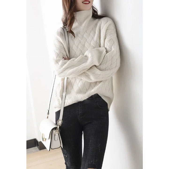 Tidløs beige damegenser i premium cashmere. En elegant og luksuriøs strikkegenser for stilfull høst- og vintermote.
