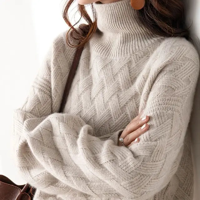 Luksuriøs kamelfarget cashmere damegenser. En varm og elegant strikkegenser for tidløs stil og vintermote.