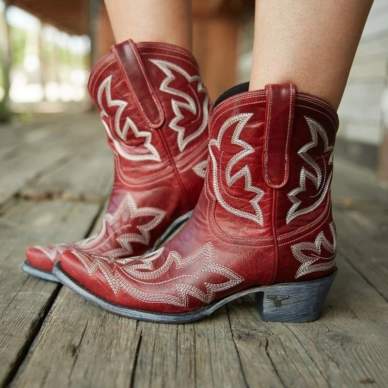 Komfortable dame cowboy-ankelstøvletter med spiss tå, tidløs westernstil for elegant mote.
