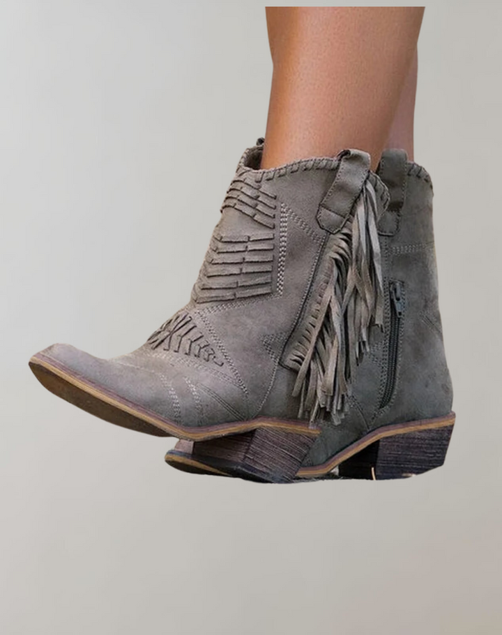 Trendy frynsestøvler for damer, med autentisk cowgirl-utseende og robust såle, ideelle for hverdagsbruk.